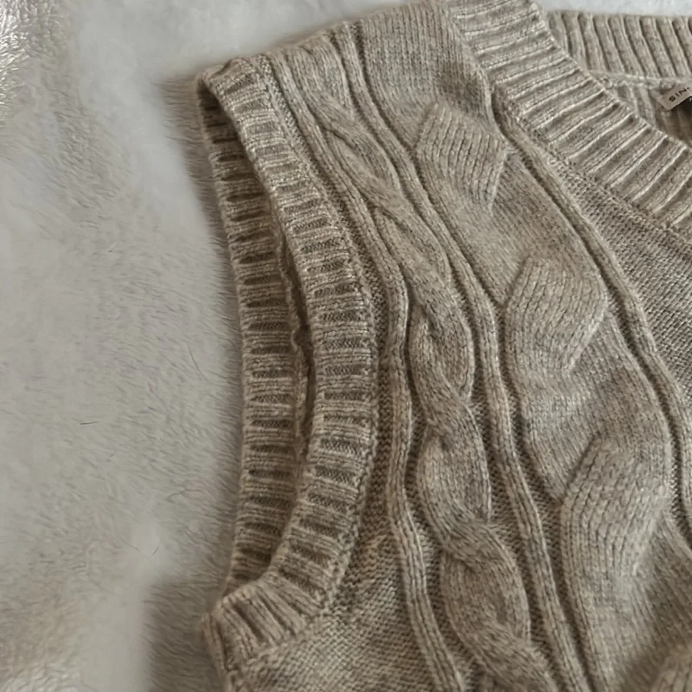 Beige colored sweater without sleeves - Picture 3 of 5